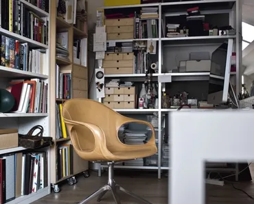 Sedia Elephant con seduta in cuoio e base girevole in metallo di Kristalia