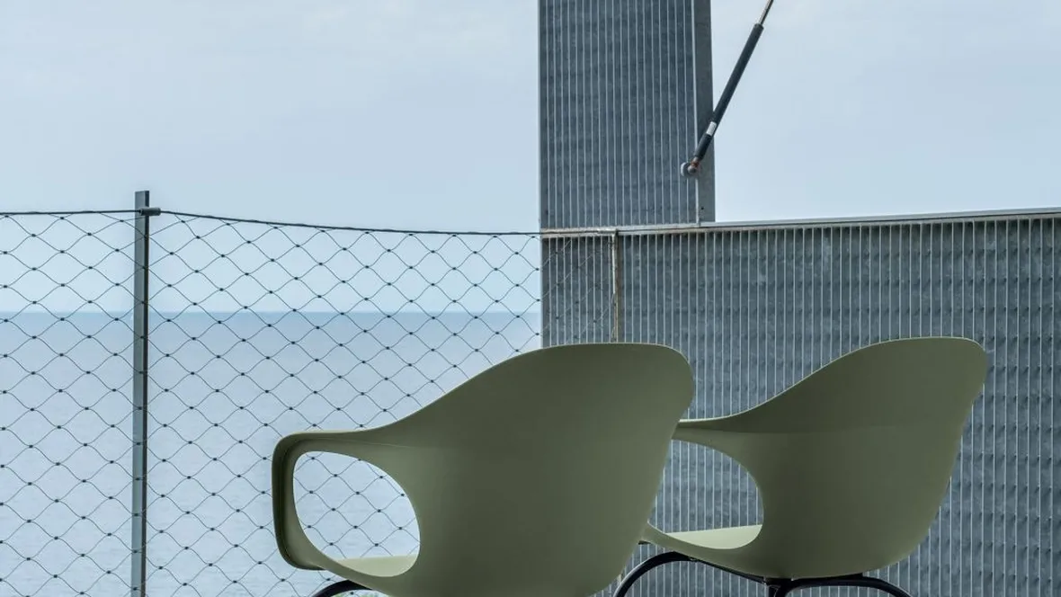 Sedia Elephantino con scocca in plastica riciclata di Kristalia