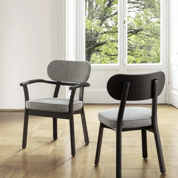 Sedia con o senza braccioli Evelin con struttura in massello di frassino e rivestimento in tessuto di Porada