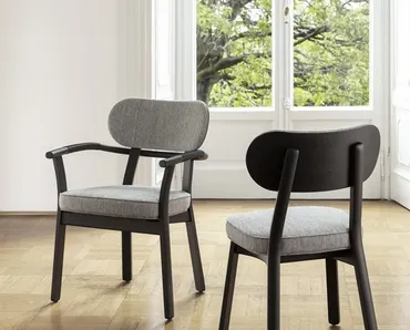 Sedia con o senza braccioli Evelin con struttura in massello di frassino e rivestimento in tessuto di Porada