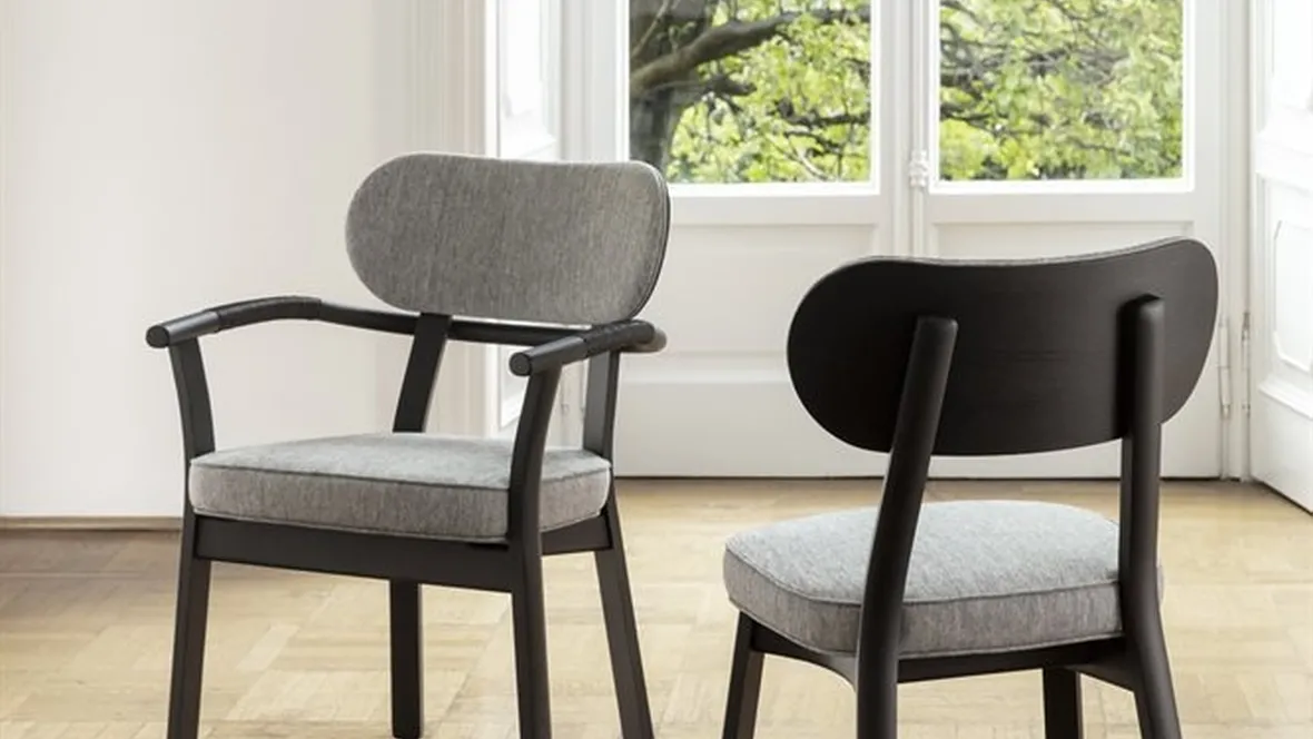 Sedia con o senza braccioli Evelin con struttura in massello di frassino e rivestimento in tessuto di Porada