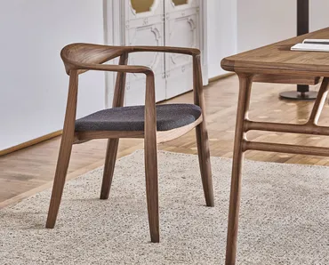 Sedia Frida in legno con seduta imbottita di Porada