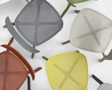 Sedia impilabile Colander di Kristalia