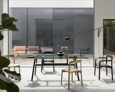 Sedia impilabile Contorna di Kristalia