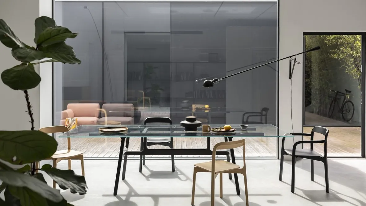 Sedia impilabile Contorna di Kristalia