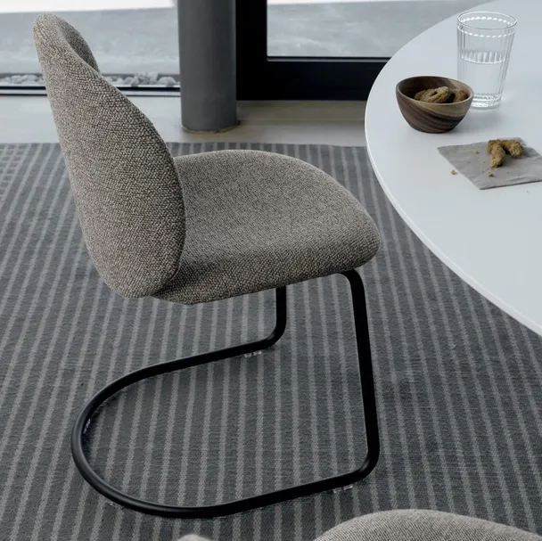 Sedia Dua in tessuto imbottito di Kristalia