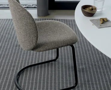 Sedia Dua in tessuto imbottito di Kristalia