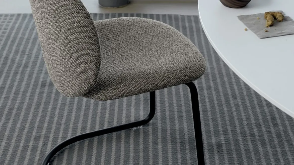 Sedia Dua in tessuto imbottito di Kristalia