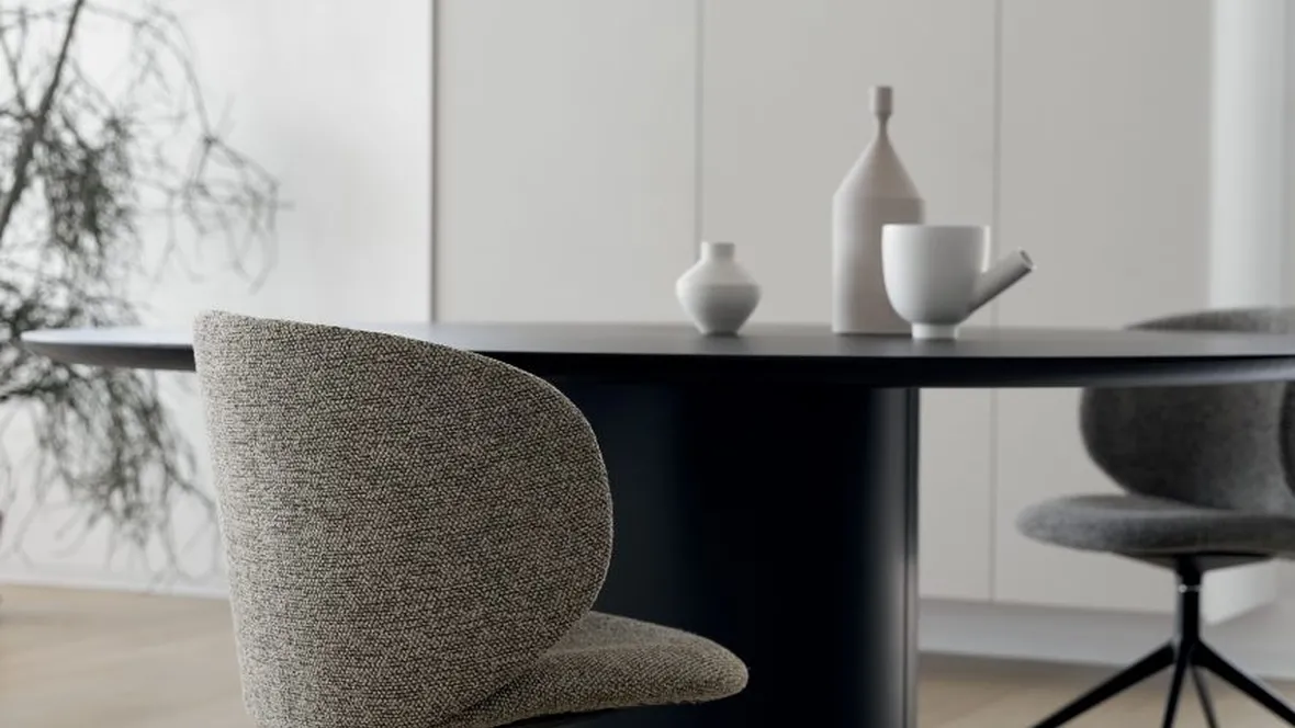 Sedia Dua in tessuto imbottito di Kristalia