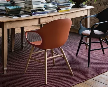 Sedia in poliuretano con gambe in legno Elephant Wood di Kristalia