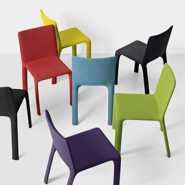 Sedia completamente rivestita in tessuto colorato senza braccioli Joko di Kristalia