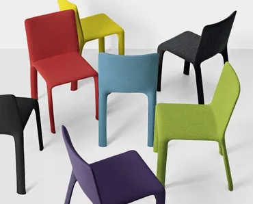 Sedia completamente rivestita in tessuto colorato senza braccioli Joko di Kristalia