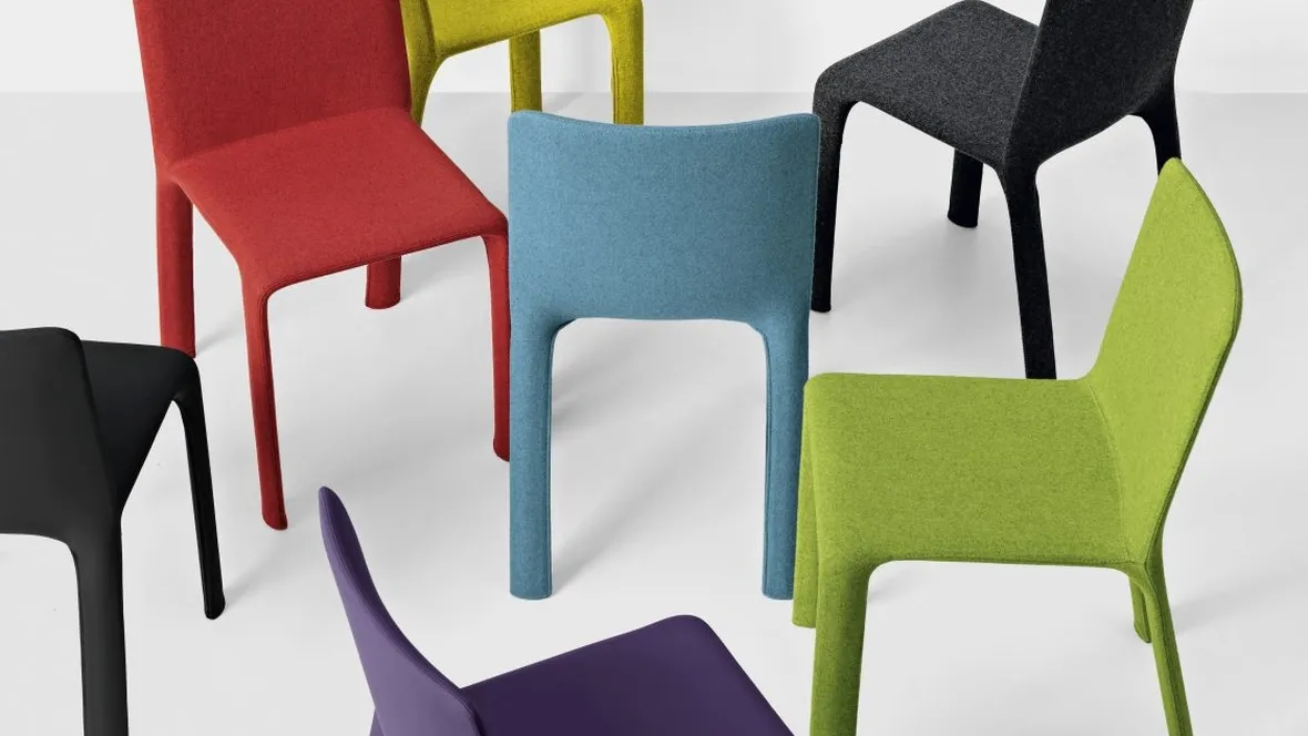 Sedia completamente rivestita in tessuto colorato senza braccioli Joko di Kristalia