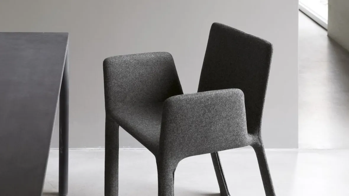 Sedia con braccioli completamente rivestita in tessuto Joko di Kristalia