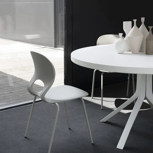 Sedia impilabile Pikaia con scocca in poliuretano di Kristalia