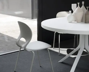 Sedia impilabile Pikaia con scocca in poliuretano di Kristalia