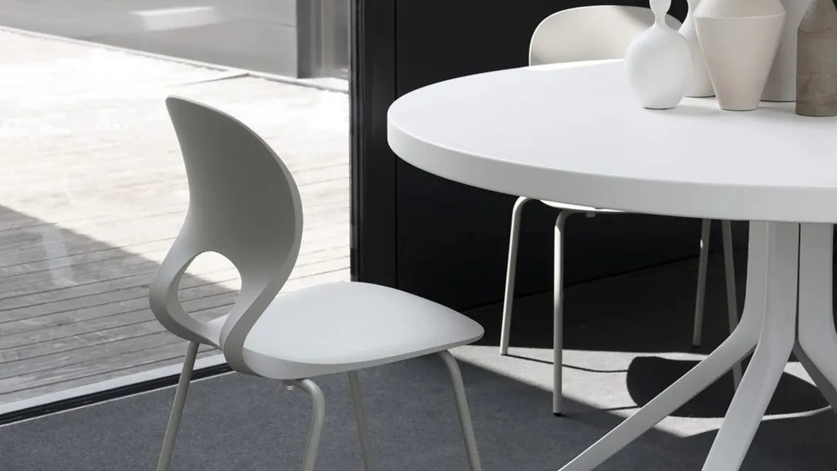 Sedia impilabile Pikaia con scocca in poliuretano di Kristalia