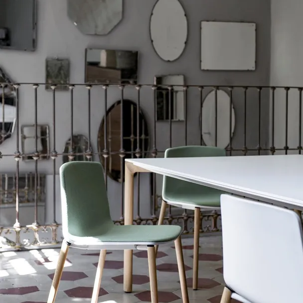 Sedia impilabile Rama di Kristalia