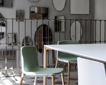 Sedia impilabile Rama di Kristalia