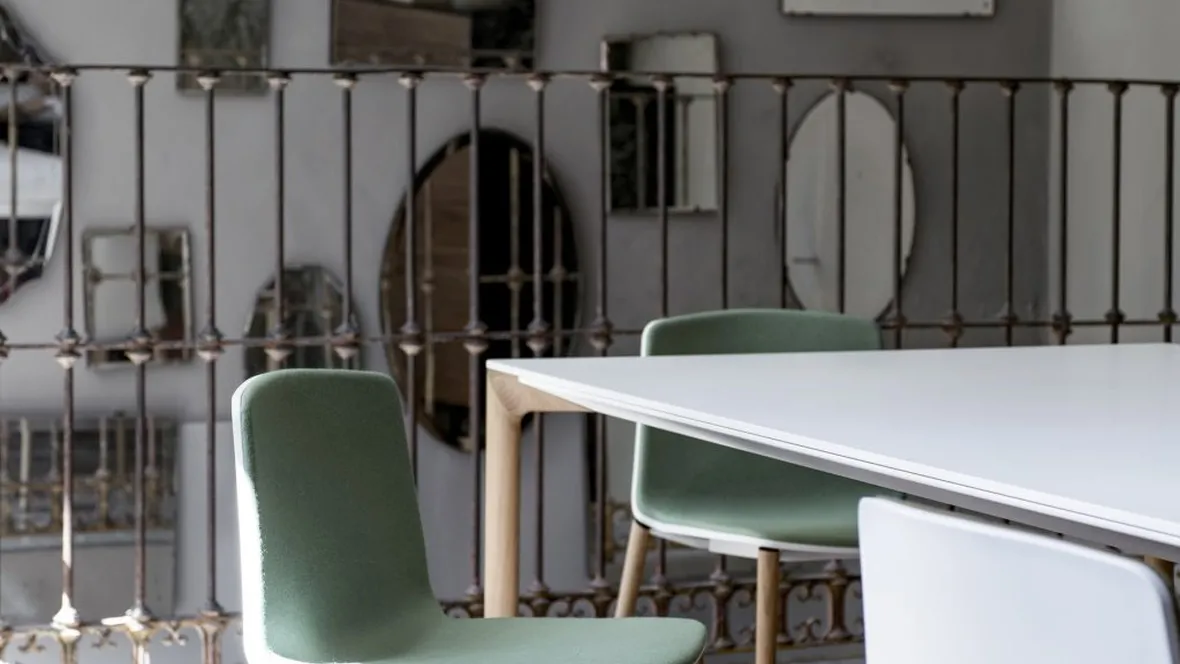 Sedia impilabile Rama di Kristalia