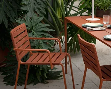 Sedia impilabile con o senza braccioli in alluminio verniciato  con rivestimento realizzato con corde in poliestere Rest di Kristalia