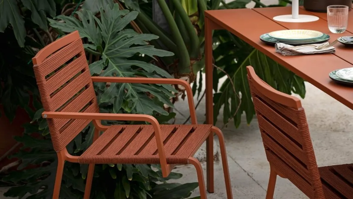 Sedia impilabile con o senza braccioli in alluminio verniciato  con rivestimento realizzato con corde in poliestere Rest di Kristalia