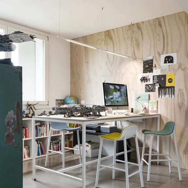 Sgabello con schienale basso Shark in polipropilene con struttura in alluminio verniciato di Kristalia