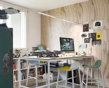 Sgabello con schienale basso Shark in polipropilene con struttura in alluminio verniciato di Kristalia