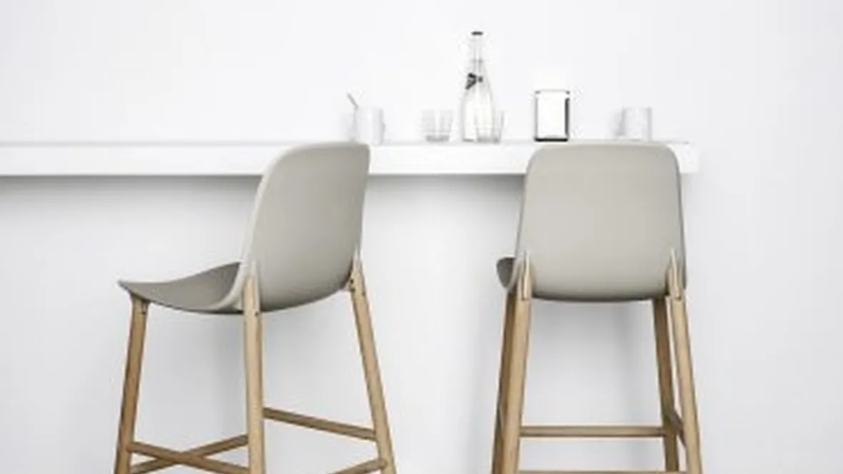 Sgabello con schienale alto Shark in polipropilene con struttura in legno di Kristalia