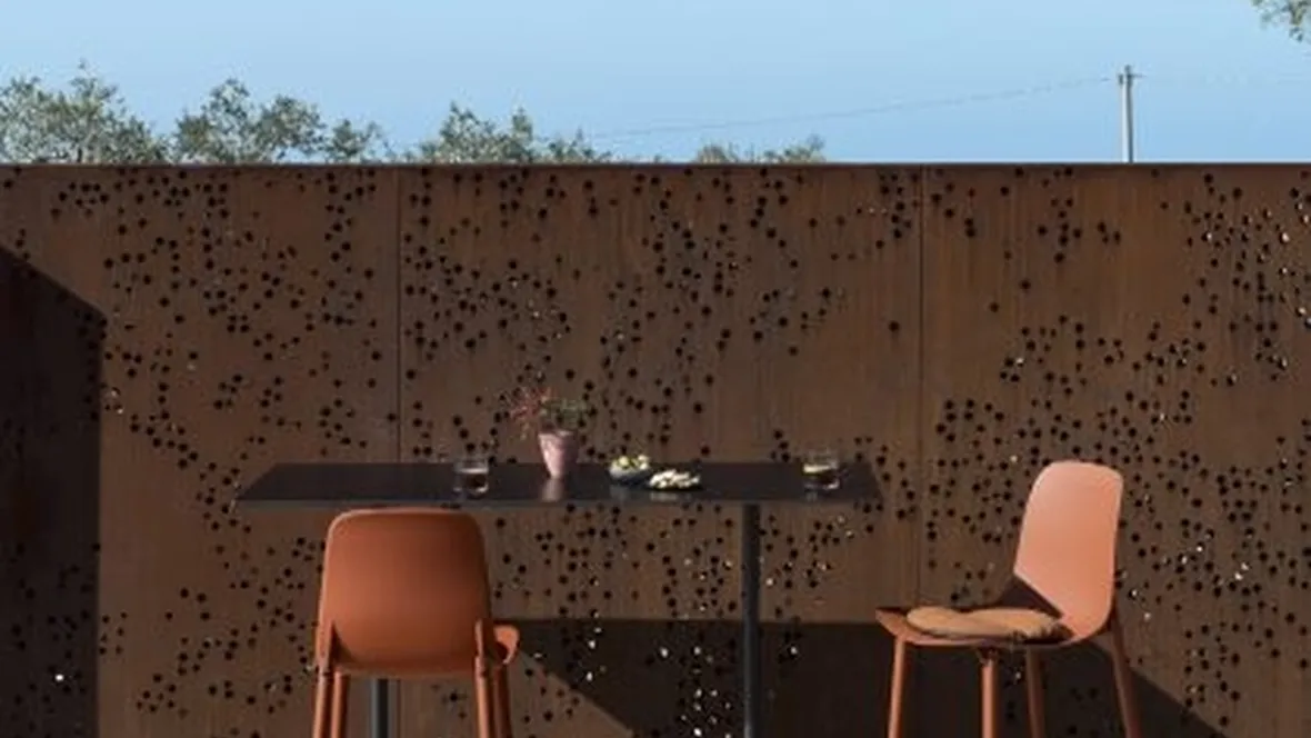 Sgabello con schienale alto Shark in polipropilene per esterni di Kristalia