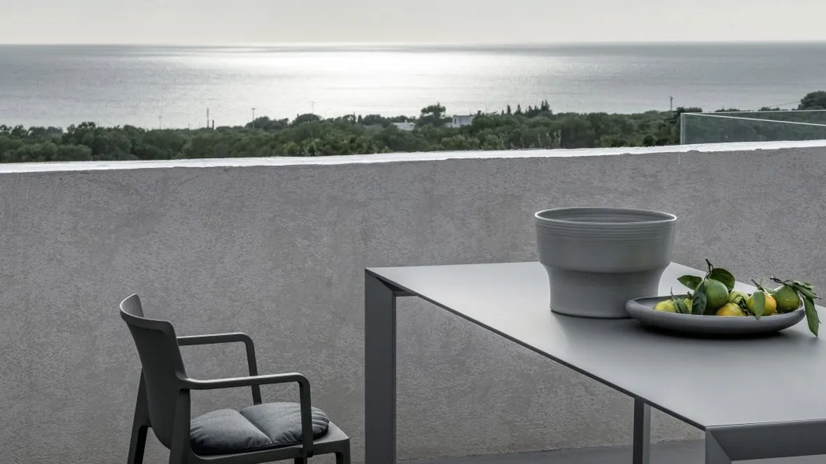 Sedia impilabile in polipropilene LP di Kristalia