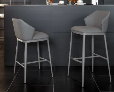 Sgabello Mida Too in pelle con struttura in metallo di Bonaldo