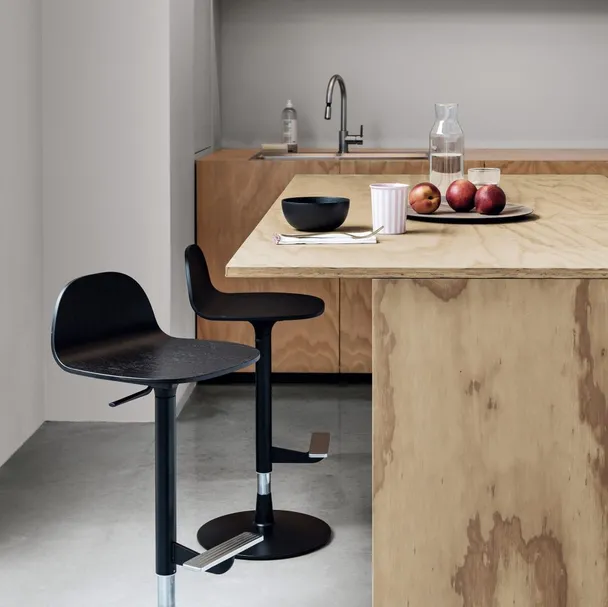 Sgabello girevole con altezza regolabile Pilat in legno di Kristalia