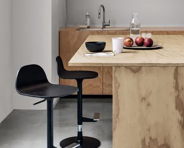 Sgabello girevole con altezza regolabile Pilat in legno di Kristalia