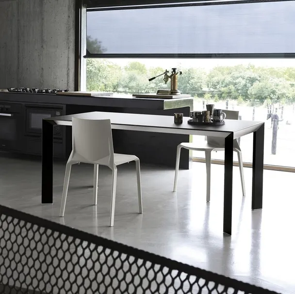 Sedia impilabile in polipropilene Plana di Kristalia