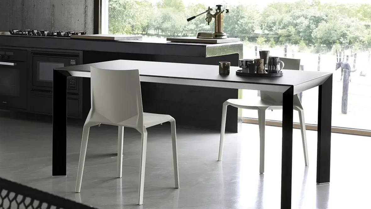 Sedia impilabile in polipropilene Plana di Kristalia