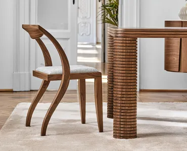 Sedia di design in legno massello con seduta imbottita e rivestita in tessuto Arlekin di Porada