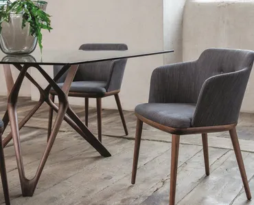 Sedia con braccioli Celine in tessuto e struttura in legno massello di Porada