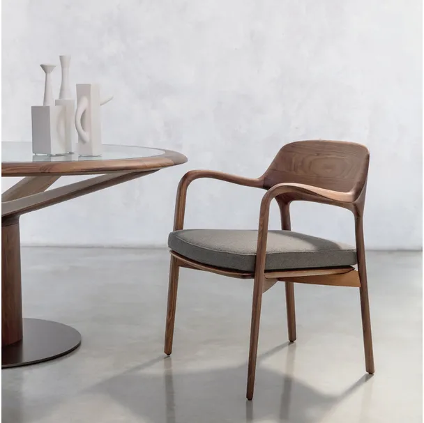 Sedia con braccioli e struttura in massello di noce canaletta con seduta imbottita in tessuto Ella di Porada