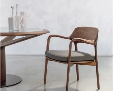 Sedia con braccioli e struttura in massello di noce canaletta con seduta imbottita in tessuto Ella di Porada