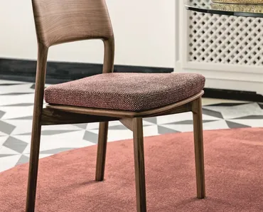 Sedia in legno massello con seduta rivestita in tessuto imbottito Emma di Porada