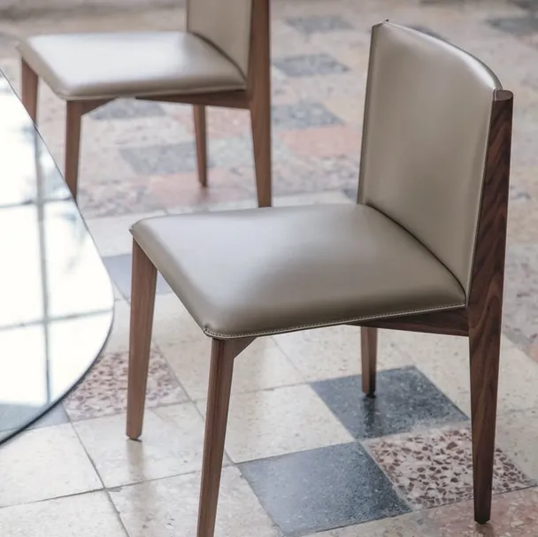 Sedia in cuoio senza braccioli con struttura in legno massello Ionis di Porada