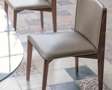 Sedia in cuoio senza braccioli con struttura in legno massello Ionis di Porada