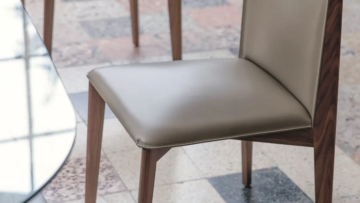 Sedia in cuoio senza braccioli con struttura in legno massello Ionis di Porada
