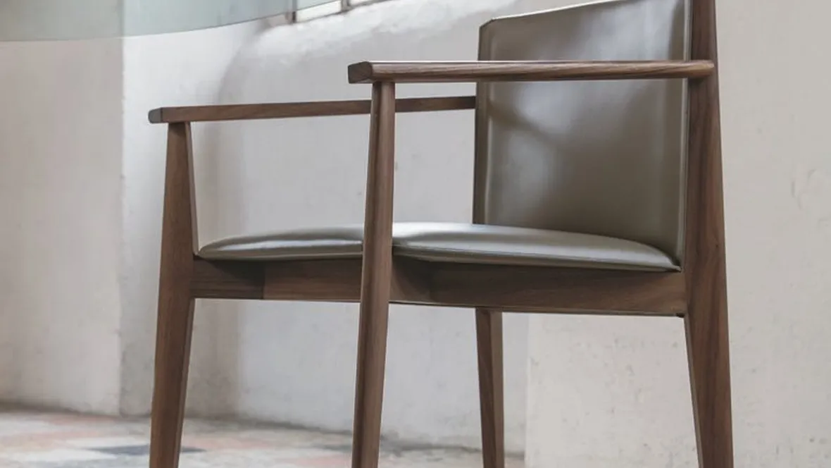 Sedia in cuoio con braccioli e struttura in legno massello Ionis di Porada