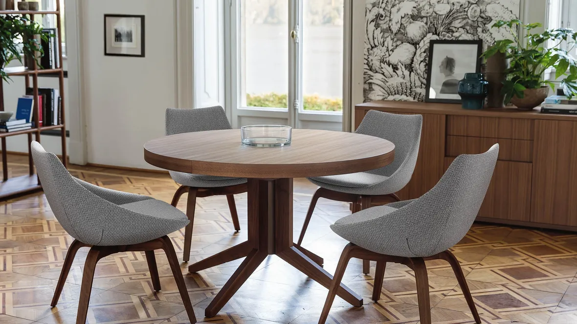 Sedia in tessuto con struttura in legno massello Penelope di Porada