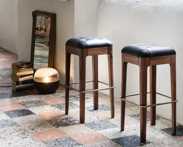 Sgabello in noce con seduta in pelle trapuntata Webby di Porada