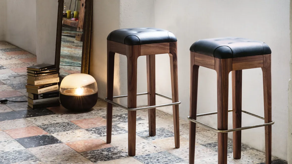 Sgabello in noce con seduta in pelle trapuntata Webby di Porada