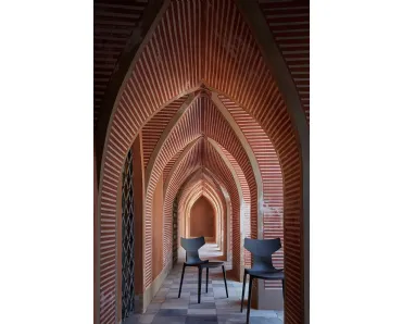 Sedia impilabile Re Chair tecnopolimero termoplastico riciclato con carica minerale di Kartell