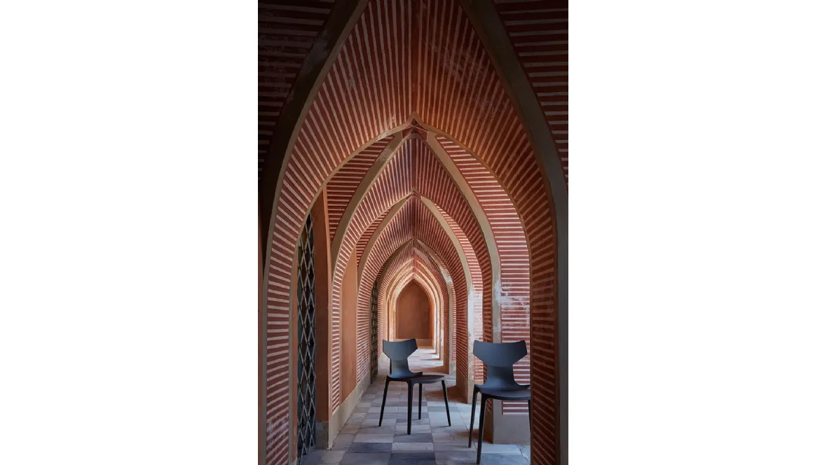 Sedia impilabile Re Chair tecnopolimero termoplastico riciclato con carica minerale di Kartell